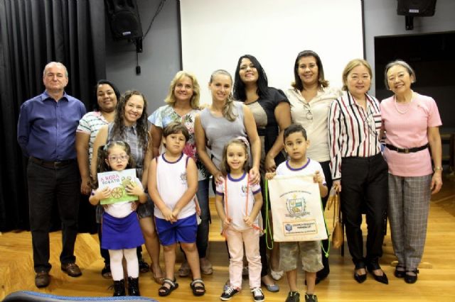 Tamiko acompanha entrega de livros que fazem parte do “Projeto Criança Pequena Também Lê” para alunos da Rede Municipal Pré I e Pré II de Educação Infantil