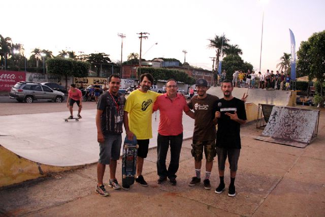 Secretário da SELJ, Flávio Moreira, com equipe do Sesc Birigui e skatista Rui Muleque . Foto: Divulgação/Prefeitura