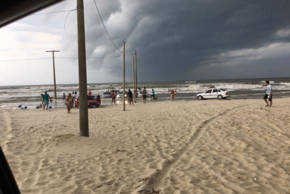 A Defesa Civil de Santa Catarina confirmou o fenômeno de tsunami meteorológico no município de Tubarão. Diversos carros foram parar dentro do marImagem de divulgação/Defesa Civil de Santa Catarina