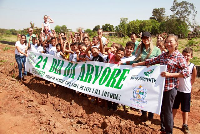 Tamiko faz plantio com alunos da rede municipal de ensino. Foto: Divulgação/Prefeitura
