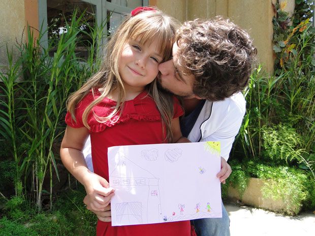 Apaixonada por Rafael Cardoso, atriz mirim diz que o ator é seu pai postiço - Jesuela faz desenhos coloridos para Rafael Cardoso (Foto: A Vida da Gente/TV Globo)