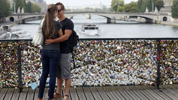 Casal de namorados na Pont dês Arts, em Paris (Patrick Kovarik/AFP)