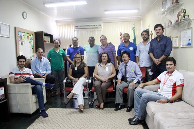 Reunião discute projeto que utiliza o esporte para promover a educação e a inclusão social. Foto: Divulgação/Prefeitura