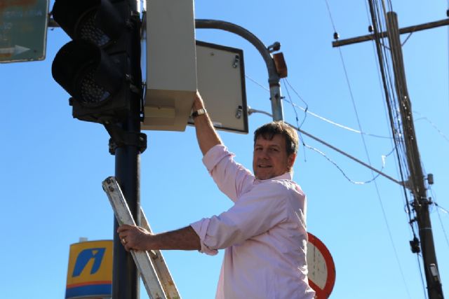 Vice-prefeito Pedro Bentivoglio liga semáforo em Andradina