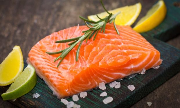 Coma mais peixe: levar pescados à mesa também faz maravilhas pelo peito. Foto: Getty Images