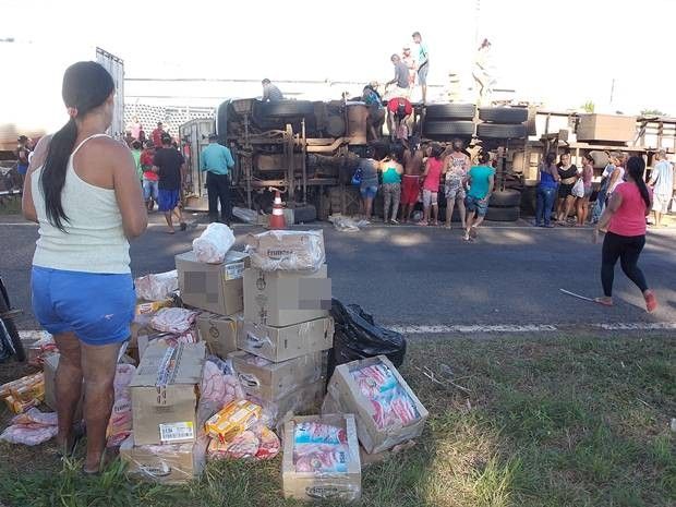 Cerca de 300 pessoas saquearam caminhão de carne (Foto: Rafael Machi / Diário de Penápolis)