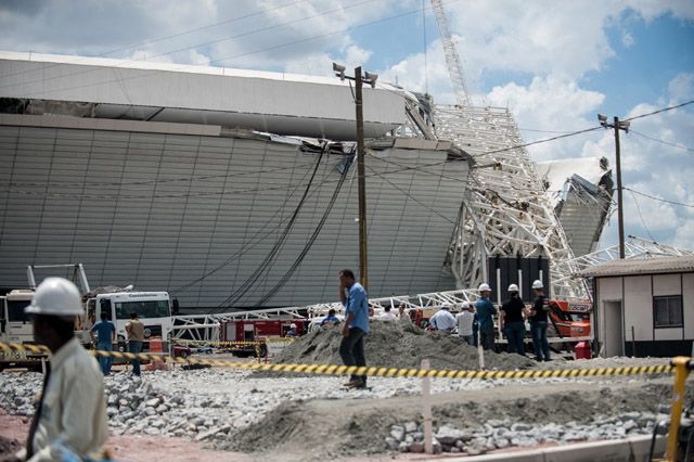 São Paulo – A queda de um guindaste nas obras do estádio do Corinthians, o Itaquerão, que será palco da abertura dos jogos da Copa do Mundo de 2014, provocou o desabamento de parte da estrutura das arquibancadas. (Foto: Marcelo Camargo / Agência Brasil) 