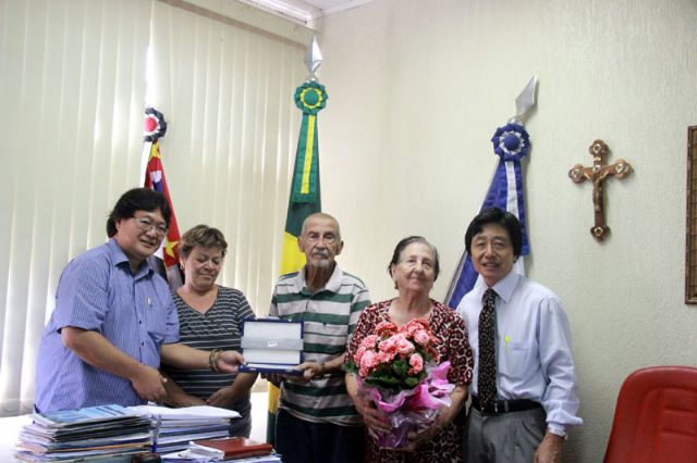 Casal recebeu das mãos do prefeito Jamil um vaso de flores e do vice-prefeito Dr. Charles uma placa parabenizando pelos 70 anos de união . Foto: Divulgação/Prefeitura