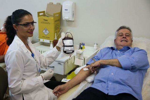 O governador Rodrigo Rollemberg doa sangue durante o Dia Nacional do Doador Voluntário de Sangue na Fundação Hemocentro de Brasília (FHB). Foto: José Cruz/Agência Brasil
