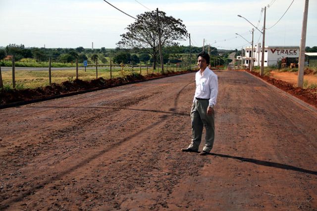 Jamil acompanha obras de pavimentação do Parque Empresarial. Foto: Divulgação/Prefeitura
