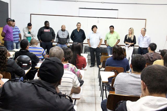 Dr. Charles destaca o empenho dos alunos e como isso ajuda no crescimento econômico do município. Foto: Divulgação/Prefeitura