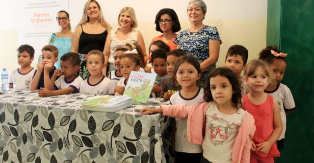Alunos receberam livros do “Projeto Criança Também Lê” e depois participam da sessão de autógrafo com a escritora