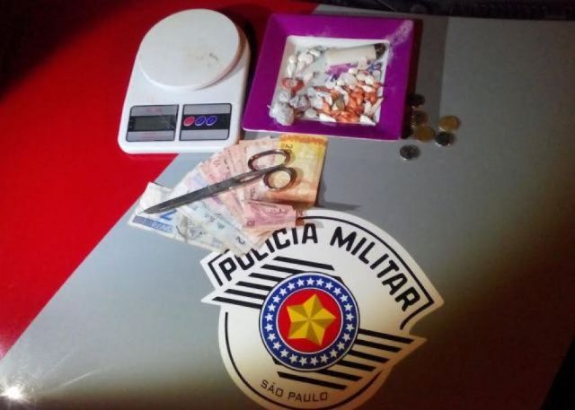 Na casa do acusado, policiais militares encontraram mais de 40 porções de drogas e uma balança digital. Divulgação / PM