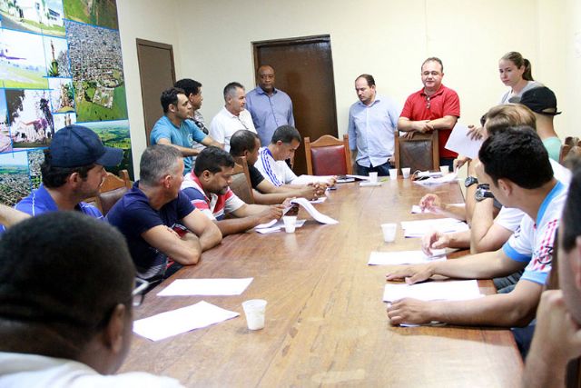 Reunião definiu últimos detalhes da competição que começa no Cecam a partir das 20h. Foto: Divulgação/Prefeitura