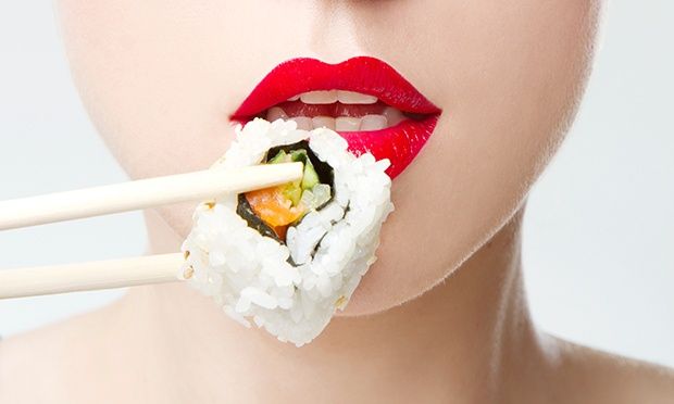 Troque os sushis pelos sashimis, menos calóricos, e não exagere no shoyu. Foto: Sonja Lekovic/Thinkstock/Getty Images
