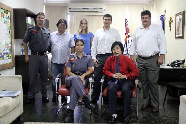 Prefeito Jamil e a Capitã PM, Lurela Alice Kurachi Ferrini Tamião, que recentemente assumiu o comando do Corpo de Bombeiros da área de Andradina . Foto: Divulgação/Prefeitura