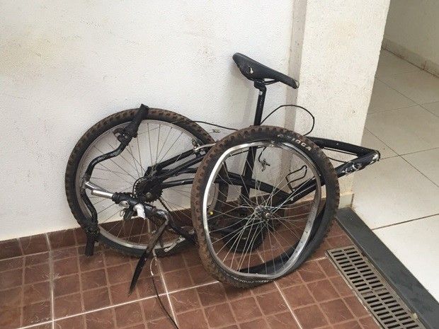 Com o impacto do veículo, estrutura da bicicleta ficou totalmente destruída. (Foto: Aplicativo TEM Você)