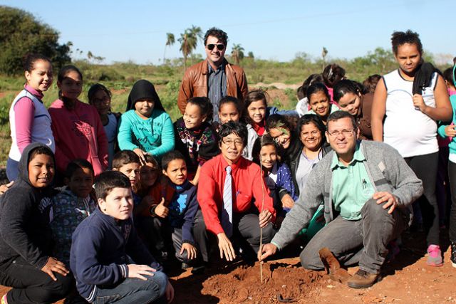 Jamil participou do plantio de 200 árvores nativas junto com crianças da rede municipal.Foto: Divulgação/Prefeitura