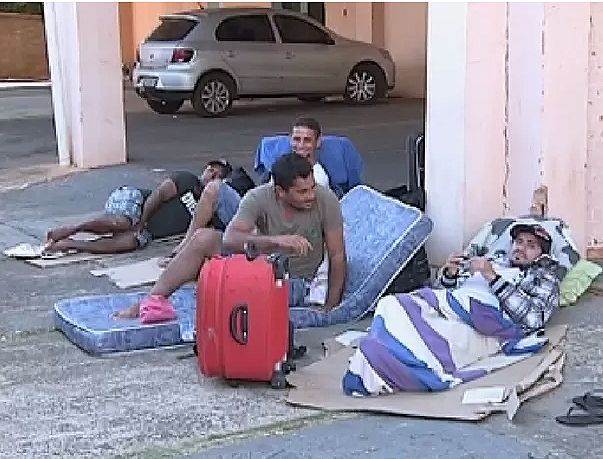 Operários tiveram de dormir na rua em Pereira Barreto (Foto: Reprodução/ TV TEM)