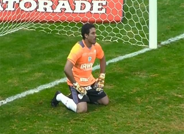 Lauro se ajoelha após gol contra o flamengo. Foto: Reprodução/TV Globo