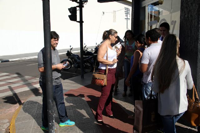 Ação de conscientização sobre os malefícios do cigarro envolveu entrega de panfletos. Foto: Divulgação/Prefeitura
