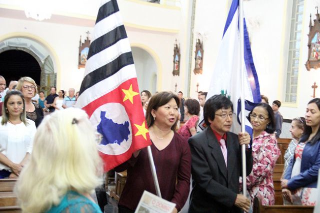 Na abertura da Missa, o prefeito Jamil entrou com a bandeira do município, enquanto a primeira-dama carregava o pendão do estado. Foto: Divulgação/Prefeitura