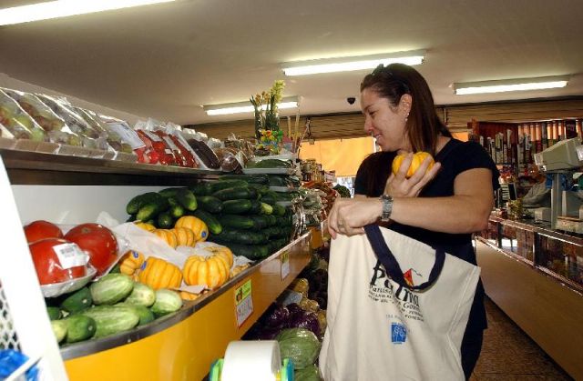 Ao fazer compras, Karim Schneider, doceira, usa sacola de tecido em substituição às de plástico Foto: Elza Fiúza/ABr