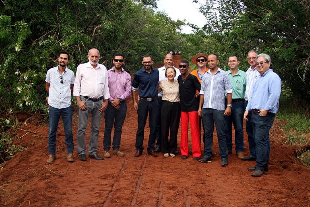 Tamiko vistoria instalação de tubos para reabertura de estrada rural em parceria com Usina Raízen. Foto: Divulgação/Prefeitura