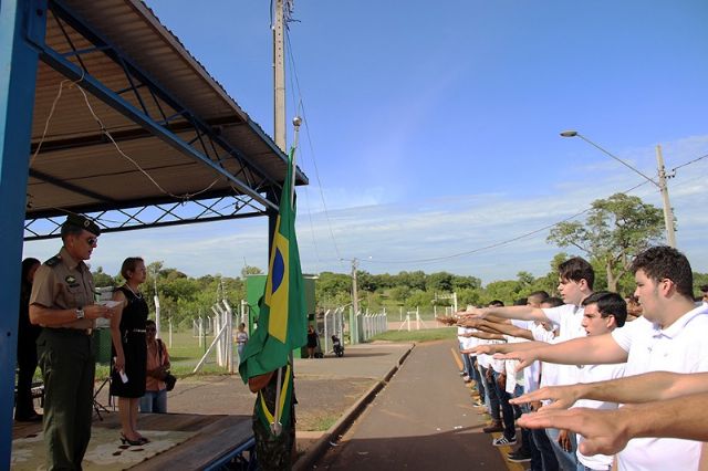 Jovens recebem Certificado de Dispensa de Incorporação em cerimônia no Tiro de Guerra. Foto: Divulgação/Prefeitura