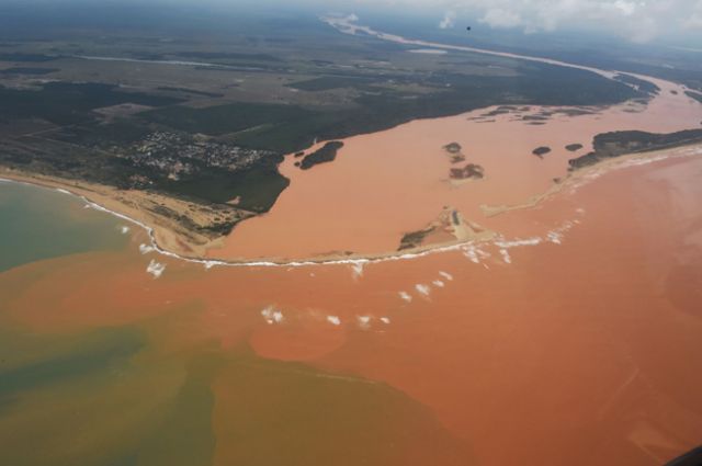 A lama tóxica já chegou ao oceano após impactar o Rio Doce (Fred Loureiro/Secom-ES)