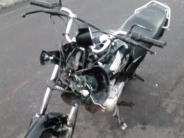 Com impacto, motocicleta ficou com a frente destruída (Foto: Reprodução / TV TEM)