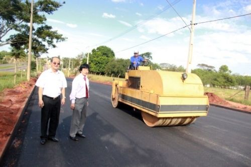 Jamil e Haruo Kojo acompanharam a finalização da etapa com a guia e sarjeta e asfalto. Foto: Divulgação/Prefeitura