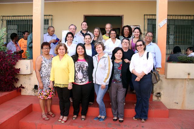 Equipe multidisciplinar do CAPS AD e a secretária de Saúde, Cássia Miguel, durante evento do Dia das Mães 