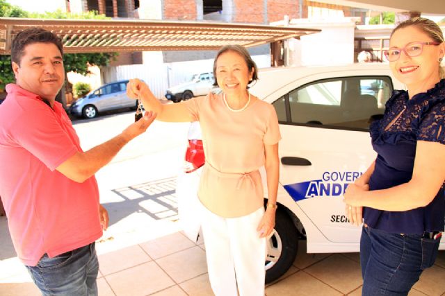 Tamiko entrega chaves de carro a equipe do CRAS I da Secretaria de Promoção e Assistência Social.Foto: Secom/Andradina