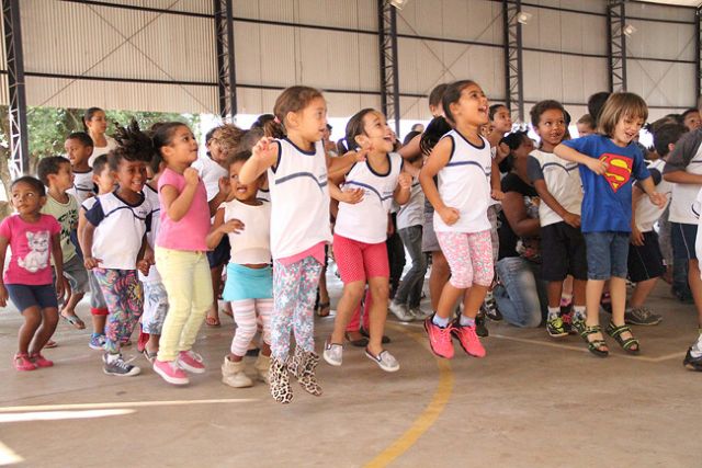 Crianças da rede municipal de ensino participam de atividades físicas . Foto: Divulgação/Prefeitura