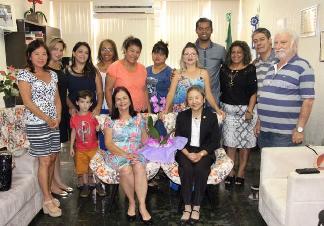 Tamiko entrega flores para a mãe servidora municipal com mais idade. Foto: Divulgação/Pefeitura