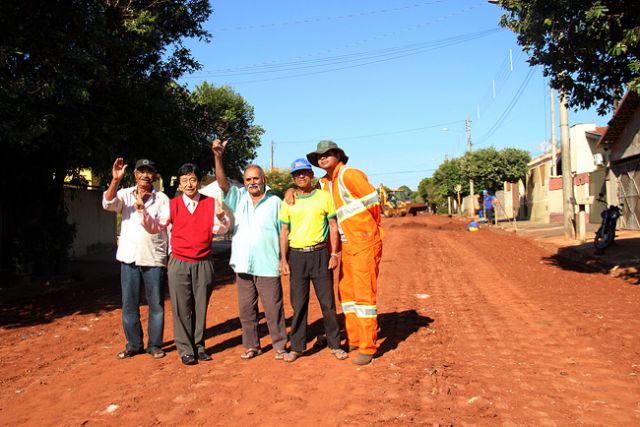 Jamil com moradores da rua José Bonifácio que está sendo restaurada. Foto: Divulgação/Prefeitura