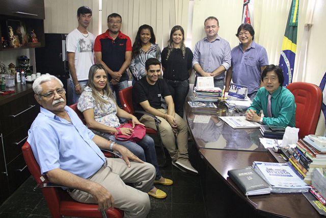 Jamil recepciona jovem Bruno Barbosa, aluno do Cursinho Diferencial em parceria com a Unesp de Ilha Solteira, que passou nos mais concorridos vestibulares do país. Foto: Divulgação/Prefeitura