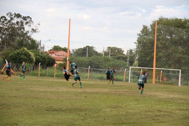 Crianças de 8 a 15 anos poderão se inscrever na Escolinha de Futebol do campo do Guarani, a partir das 8h30. Foto: Divulgação/Prefeitura