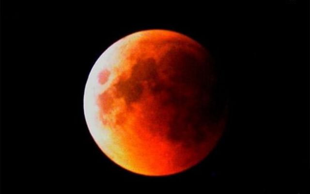 Lua terá coloração vermelha dura eclipse lunar nesta noite. Foto: reprodução/IG
