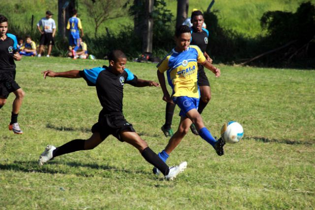 Novos talentos jogam pela categoria Sub-13 no campo do Guarani . Foto: Divulgação/Prefeitura