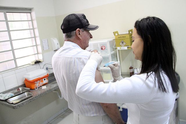 Vacinação contra vírus influenza para adultos de 60 anos ou mais teve inicio nesta segunda-feira em Andradina. Foto: Divulgação/Prefeitura