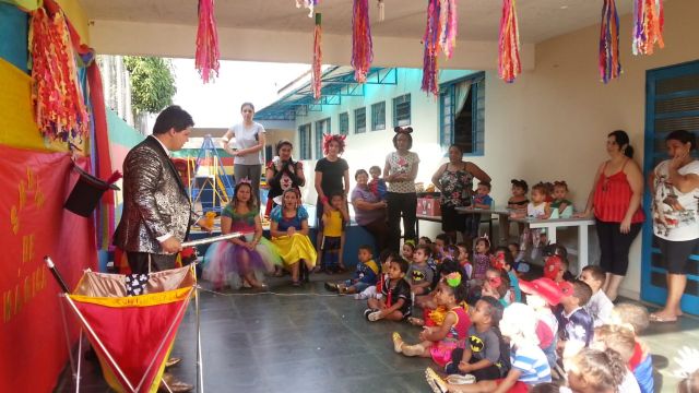 Alunos da rede municipal de Andradina ganham espetáculos de mágica no mês da criança. Foto: Secom/Andradina