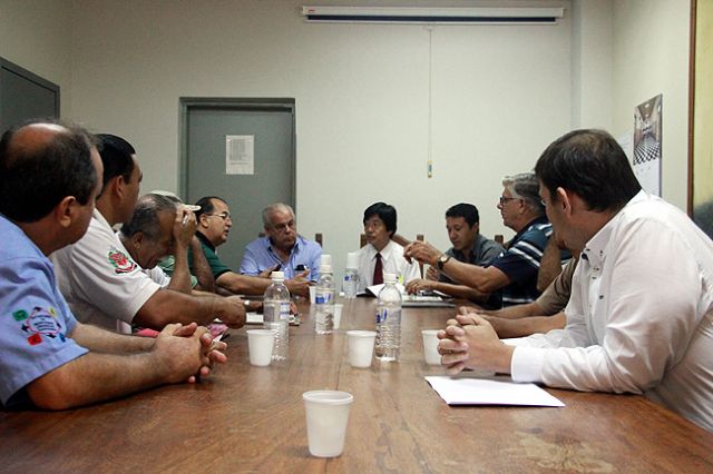 Jamil e equipe de governo reuniu assentados, empresário e o DER para discutir abertura de acesso ao assentamento da fazenda Primavera. Foto: Divulgação/Prefeitura