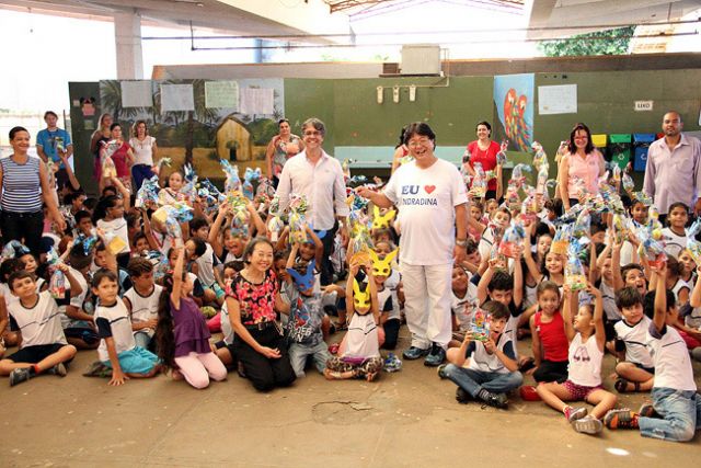 Alunos da rede municipal recebem Kit Páscoa em comemoração a data. Foto: Divulgação/Prefeitura