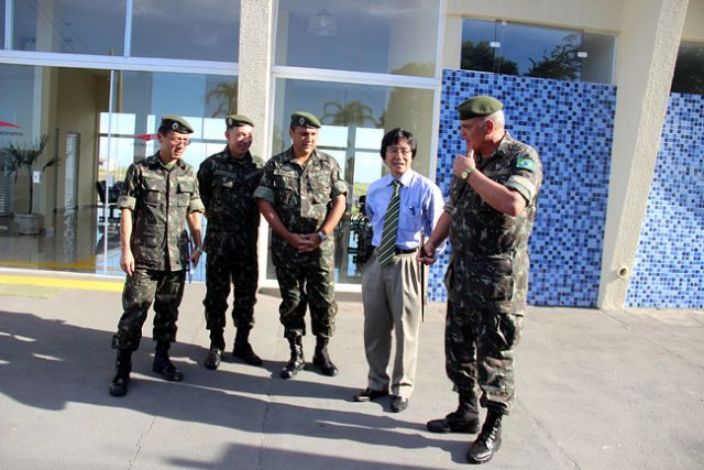 Jamil recepciona generais do Exército Brasileiro no aeroporto local. Foto: Divulgação/Prefeitura
