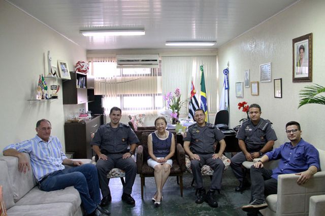 Tamiko durante reunião com o comandante do 28º BPMI, o tenente coronel Adalto Alves de Oliveira, e o capitão Valdomiro Garcia Rafael Junior que reassumiu o comando da 1ª Cia. Foto: Divulgação/Prefeitura