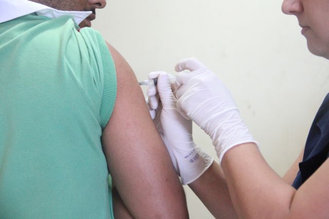  Secretário de Saúde explica que de acordo com a Organização Mundial de Saúde uma única dose da vacina contra febre amarela é o suficiente e vale para a vida tod. Foto: Divulgação/Prefeitura
