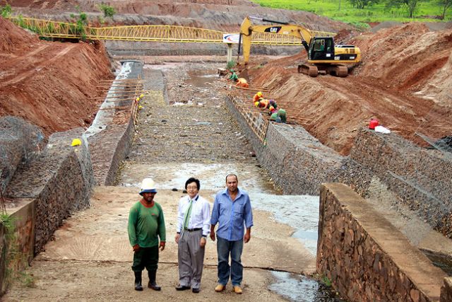 Jamil acompanha avanço de sistema de drenagem  na região do Benfica e do Banespinha. Foto: Divulgação/Prefeitura