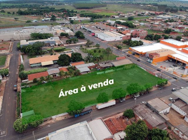 O terreno está localizado em frente à Avenida Guanabara, esquina com Aquidauana indo até a Rua Acácio e Silva